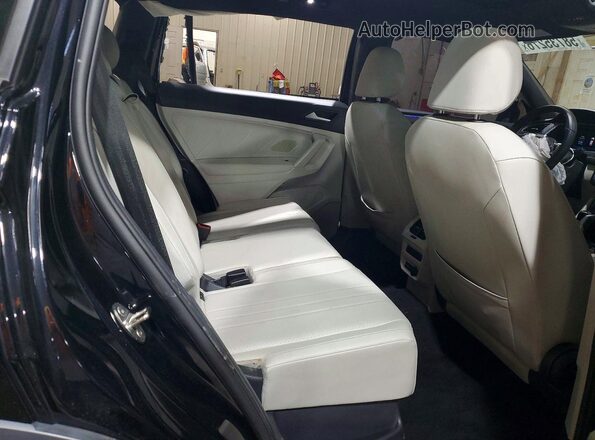3VV8B7AX4NM000445 2022 VOLKSWAGEN TIGUAN Black Rear interior view