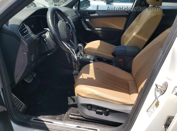 3VV8B7AX4PM079568 2023 VOLKSWAGEN TIGUAN White Вид салону спереду