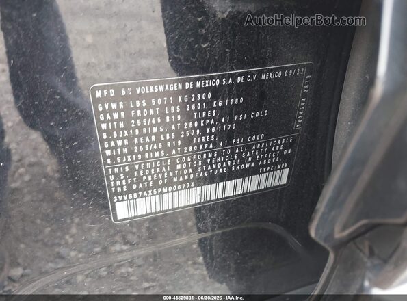 3VV8B7AX5PM006774 2023 VOLKSWAGEN TIGUAN Black Widok komory silnika