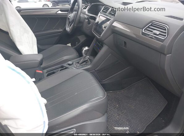 3VV8B7AX5PM006774 2023 VOLKSWAGEN TIGUAN Black Widok wnętrza z przodu