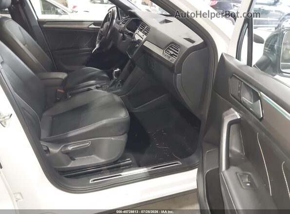 3VV8B7AX8NM174440 2022 VOLKSWAGEN TIGUAN Белый Вид салона спереди