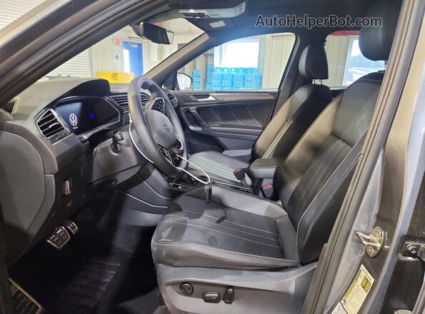 3VVCB7AX0NM061494 2022 VOLKSWAGEN TIGUAN Gray Вид салону спереду