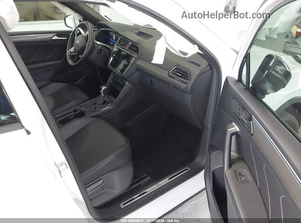 3VVCB7AX2RM155088 2024 VOLKSWAGEN TIGUAN White Front interior view