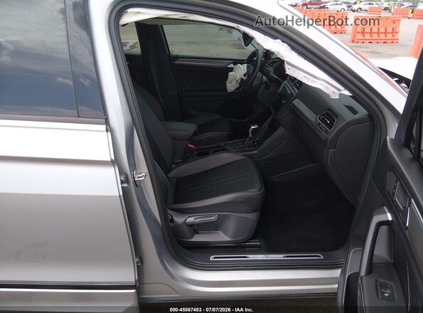 3VVCB7AX3NM158429 2022 VOLKSWAGEN TIGUAN Silver Front interior view