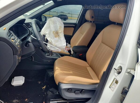 3VVCB7AX7PM134685 2023 VOLKSWAGEN TIGUAN White წინა სალონის ხედი