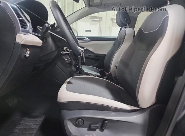3VVEC7B2XSM069512 2025 VOLKSWAGEN TAOS Gray Widok wnętrza z przodu