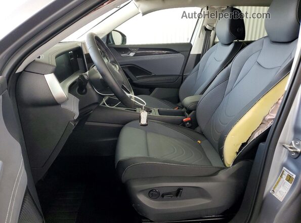 3VVER7RM3TM033801 2026 VOLKSWAGEN TIGUAN Silver Вид салону спереду