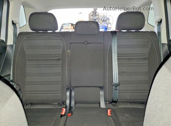 3VVFB7AX2PM059617 2023 VOLKSWAGEN TIGUAN Серебряный Вид задних сидений