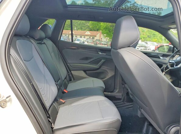 3VVGR7RM9TM047095 2026 VOLKSWAGEN TIGUAN White Vista de los asientos traseros