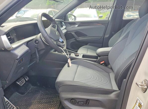 3VVGR7RM9TM047095 2026 VOLKSWAGEN TIGUAN White Vista interior delantera