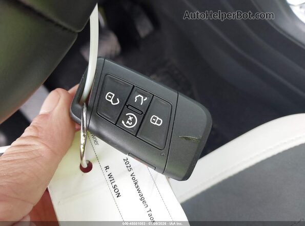 3VVVC7B20SM053383 2025 VOLKSWAGEN TAOS Gray Vista del salpicadero