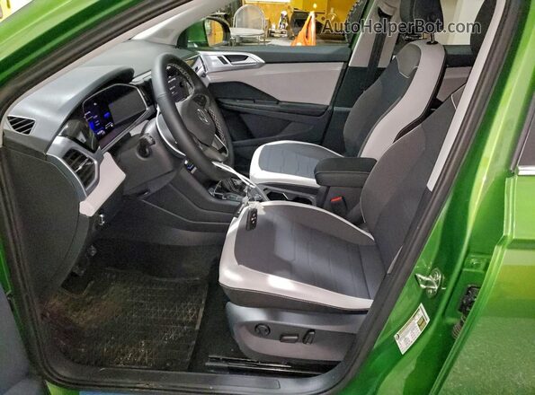 3VVVC7B28SM032619 2025 VOLKSWAGEN TAOS Green Սալոնի դիմացի տեսք