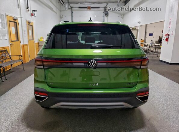 3VVVC7B28SM032619 2025 VOLKSWAGEN TAOS Green Հետևի տեսք