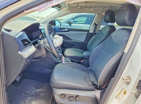 3VVVX7B24RM015704 2024 VOLKSWAGEN TAOS White Front interior view