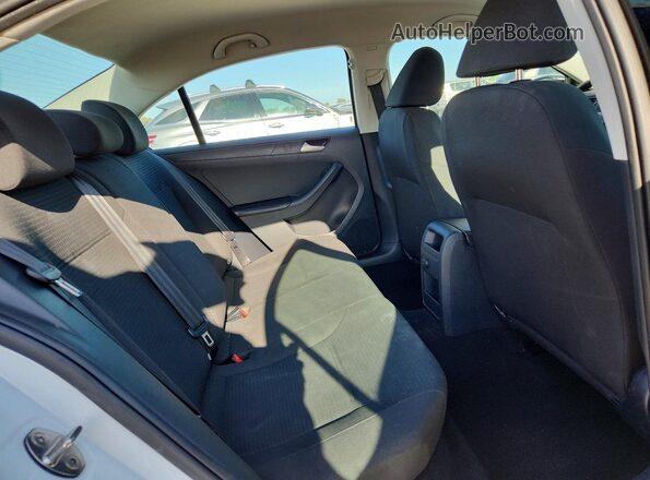 3VW267AJ2GM319105 2016 VOLKSWAGEN JETTA White Rear seats view