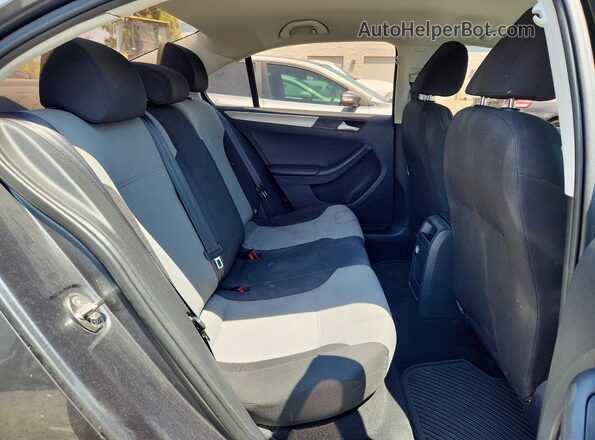3VW2B7AJ0HM367652 2017 VOLKSWAGEN JETTA Gray Rear seats view