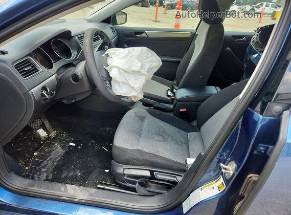 3VW2B7AJ0HM410922 2017 VOLKSWAGEN JETTA Синий Вид салона спереди