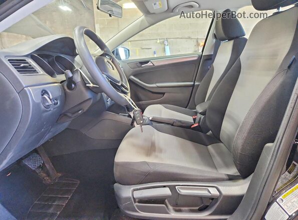 3VW2B7AJ4HM322116 2017 VOLKSWAGEN JETTA Black Front interior view