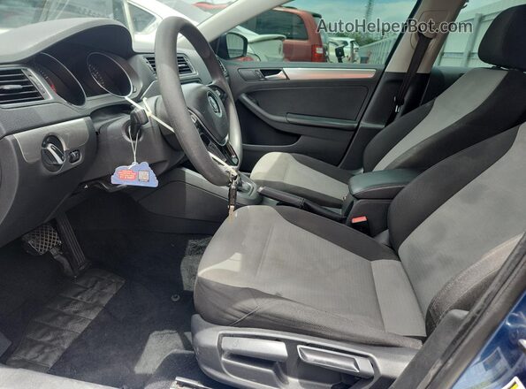 3VW2B7AJ7JM243545 2018 VOLKSWAGEN JETTA Blue Front interior view