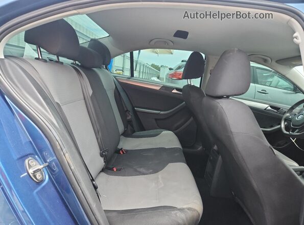 3VW2B7AJ7JM243545 2018 VOLKSWAGEN JETTA Blue Rear seats view