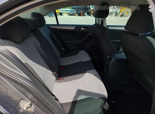 3VW2B7AJ8JM220730 2018 VOLKSWAGEN JETTA Gray Vista de los asientos traseros