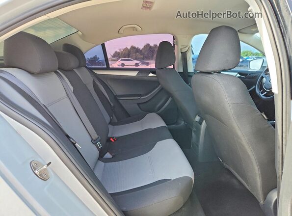 3VW2B7AJXHM268983 2017 VOLKSWAGEN JETTA White Vista de los asientos traseros