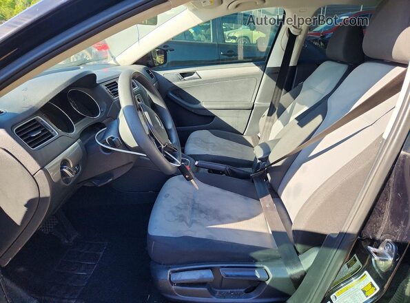 3VW2B7AJXJM255897 2018 VOLKSWAGEN JETTA Черный Вид салона спереди