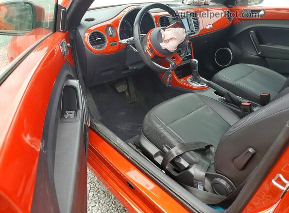 3VW517AT2HM823149 2017 VOLKSWAGEN BEETLE Orange Widok deski rozdzielczej