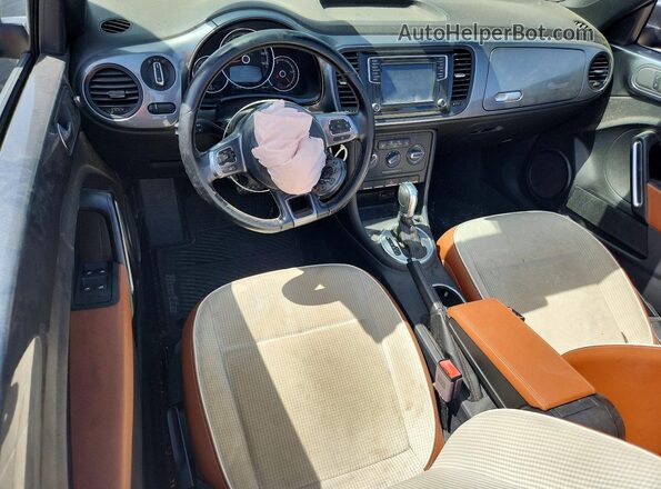 3VW517AT5HM815840 2017 VOLKSWAGEN BEETLE Серый Вид панели приборов