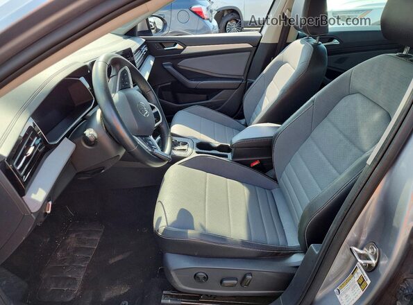 3VW7X7BU4SM017884 2025 VOLKSWAGEN JETTA Silver Front interior view