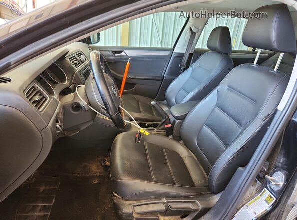 3VWB67AJ5HM296906 2017 VOLKSWAGEN JETTA Black Front interior view