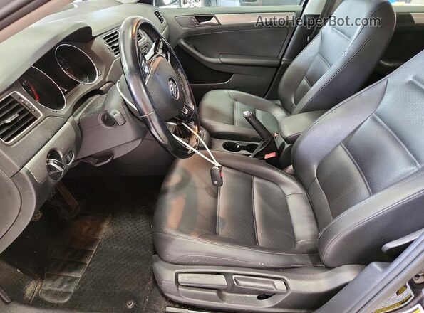 3VWB67AJ9HM413144 2017 VOLKSWAGEN JETTA Черный Вид салона спереди