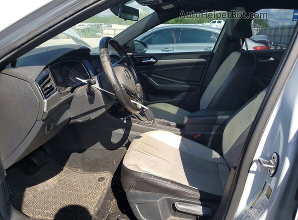 3VWC57BU7KM033971 2019 VOLKSWAGEN JETTA Серебряный Вид салона спереди