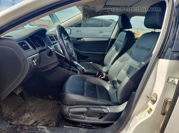 3VWDB7AJ0HM207456 2017 VOLKSWAGEN JETTA Белый Вид салона спереди