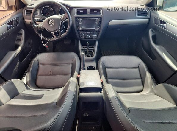 3VWDB7AJ0HM207456 2017 VOLKSWAGEN JETTA Белый Вид панели приборов