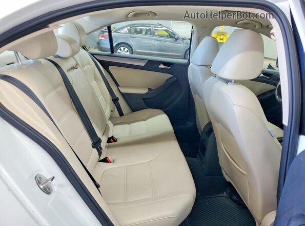 3VWDB7AJ0HM258326 2017 VOLKSWAGEN JETTA White Vista de los asientos traseros