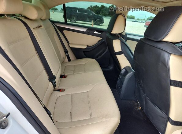 3VWDB7AJ1HM231510 2017 VOLKSWAGEN JETTA White Rear seats view