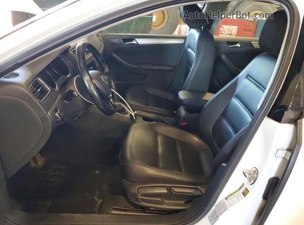 3VWDB7AJ4HM237740 2017 VOLKSWAGEN JETTA White Front interior view