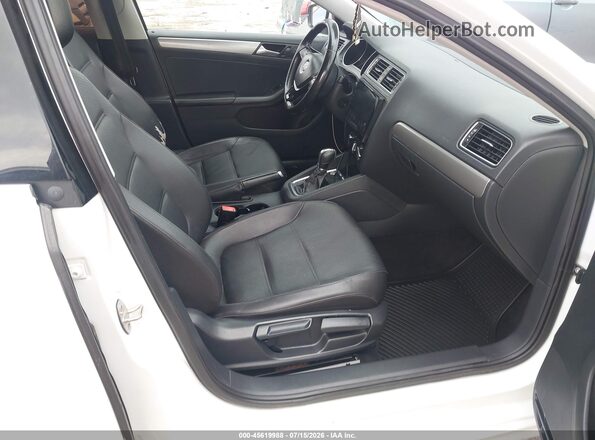 3VWDB7AJ4HM335358 2017 VOLKSWAGEN JETTA White Front interior view