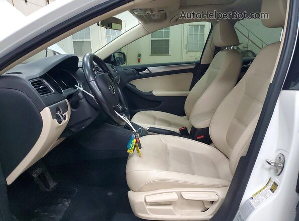 3VWDB7AJ5HM327124 2017 VOLKSWAGEN JETTA Белый Вид салона спереди