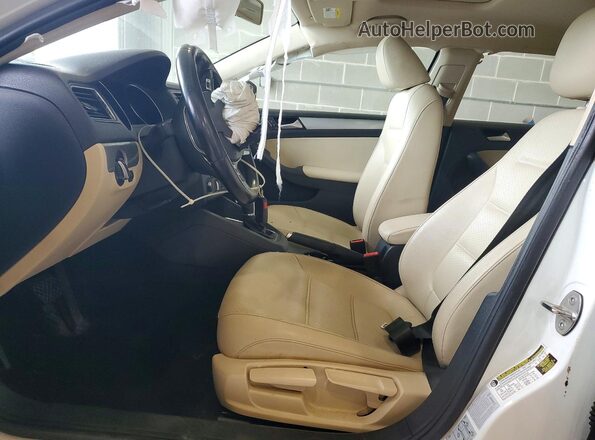 3VWDB7AJ7HM380522 2017 VOLKSWAGEN JETTA Белый Вид салона спереди