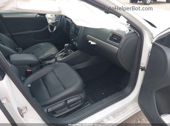 3VWDB7AJ9HM306499 2017 VOLKSWAGEN JETTA Белый Вид салона спереди