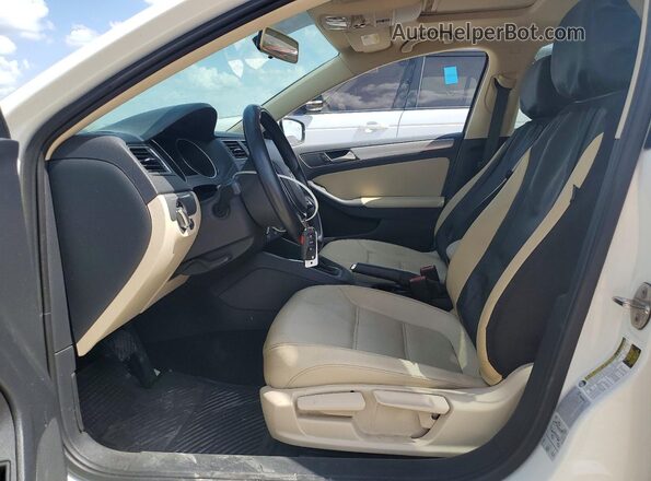 3VWDB7AJXHM207593 2017 VOLKSWAGEN JETTA Белый Вид салона спереди