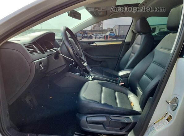 3VWDB7AJXJM226876 2018 VOLKSWAGEN JETTA Белый Вид салона спереди