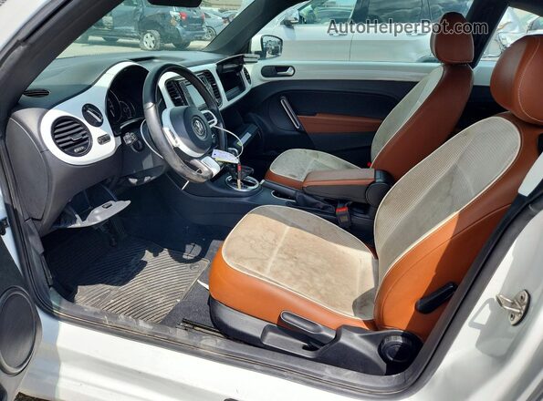 3VWF17AT0HM624752 2017 VOLKSWAGEN BEETLE White Front interior view