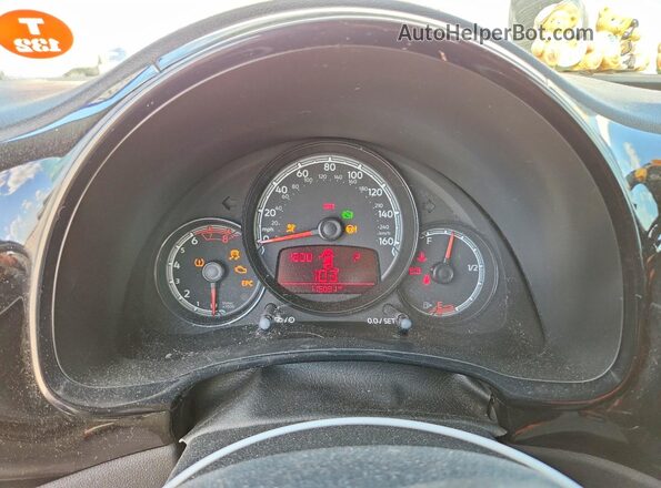 3VWF17AT1HM618894 2017 VOLKSWAGEN BEETLE Белый Вид щитка приборов