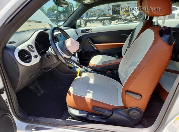 3VWF17AT2HM630066 2017 VOLKSWAGEN BEETLE White წინა სალონის ხედი
