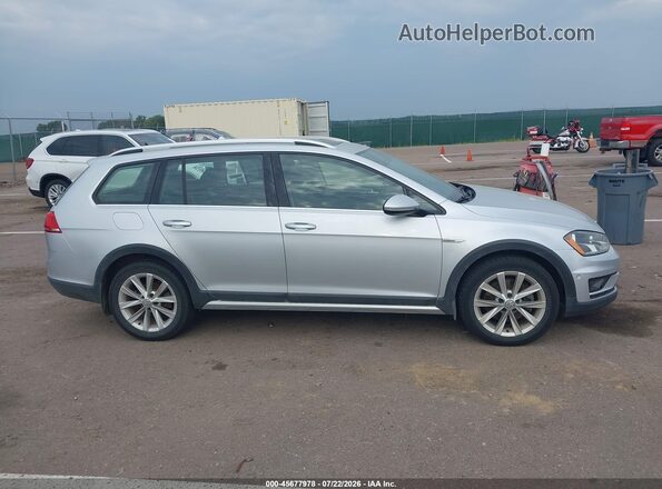 3VWH17AU8HM507843 2017 VOLKSWAGEN GOLF Silver Rear interior view