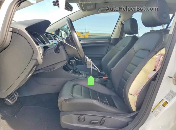 3VWH17AU8HM533889 2017 VOLKSWAGEN GOLF White Front interior view