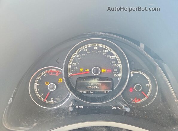 3VWJ17AT8HM606865 2017 VOLKSWAGEN BEETLE White ხელსაწყოთა პანელის ხედი